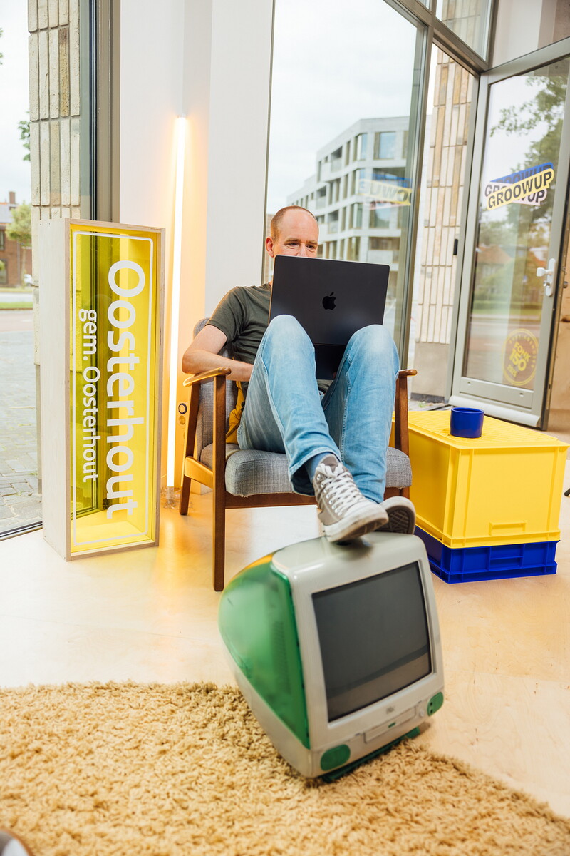 man met laptop op schoot