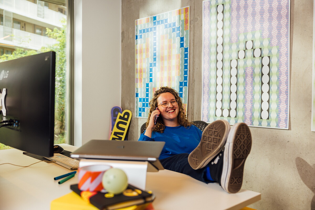 vrouw met telefoon bureau