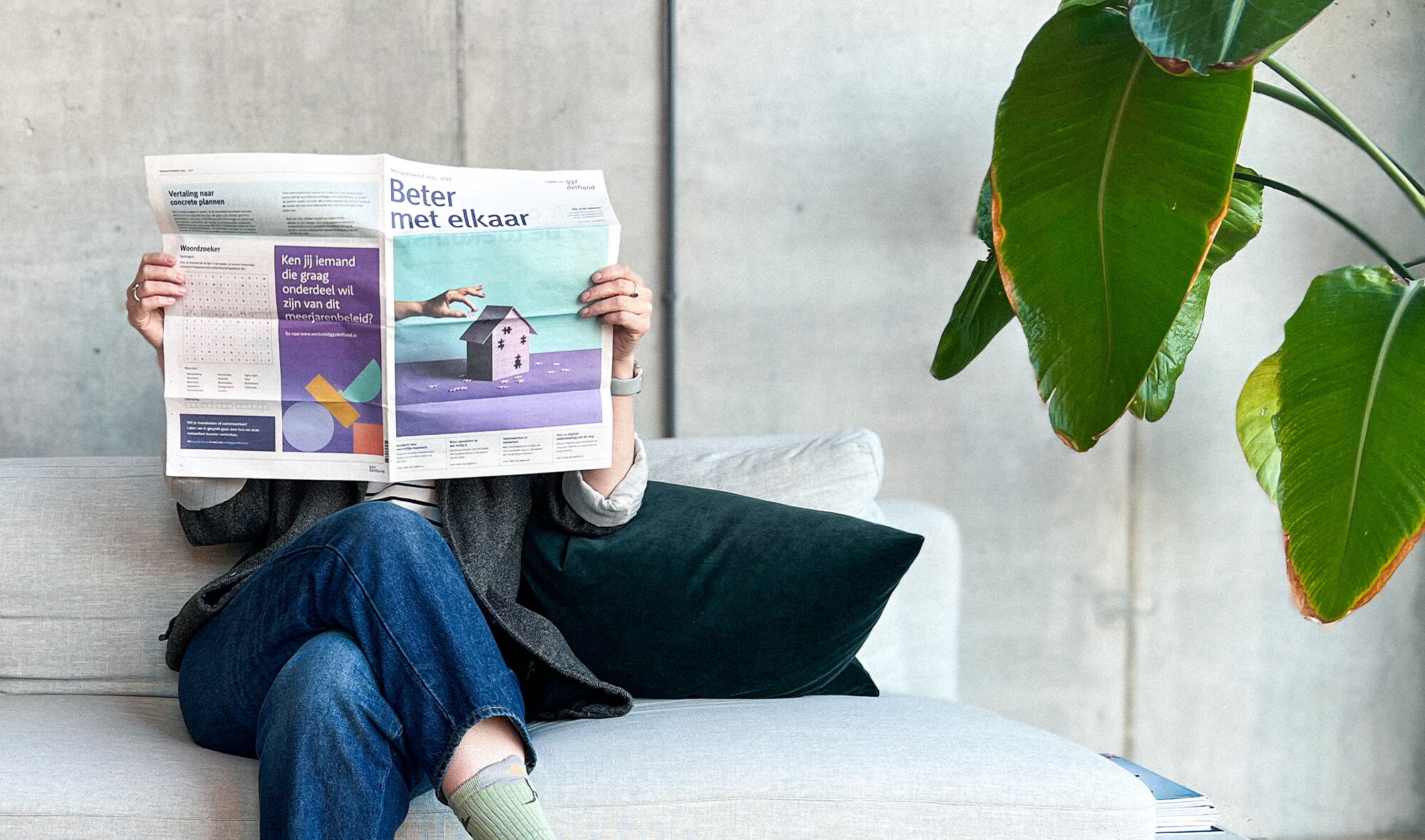 Opengevouwen krant van de meerjarenbeleid