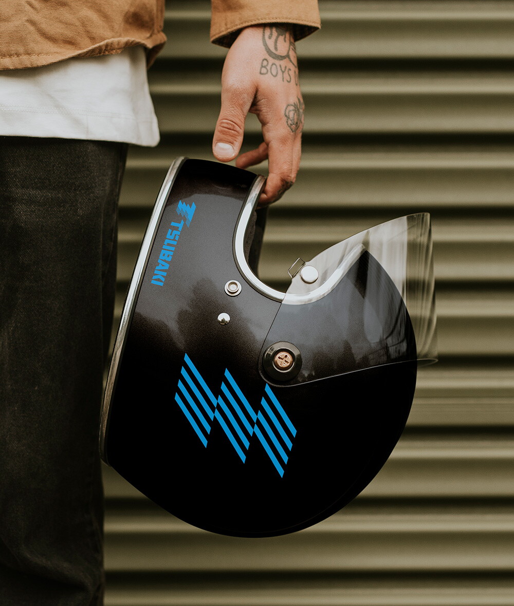 Helm met logo zijkant