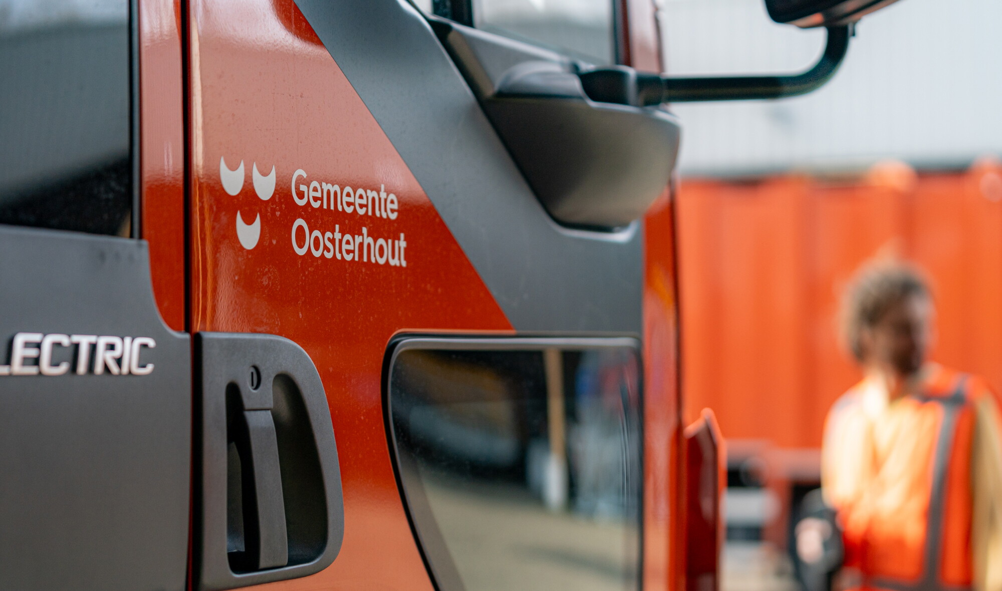 Gemeente Oosterhout sfeerbeeld logo op vrachtwagen voorzijde