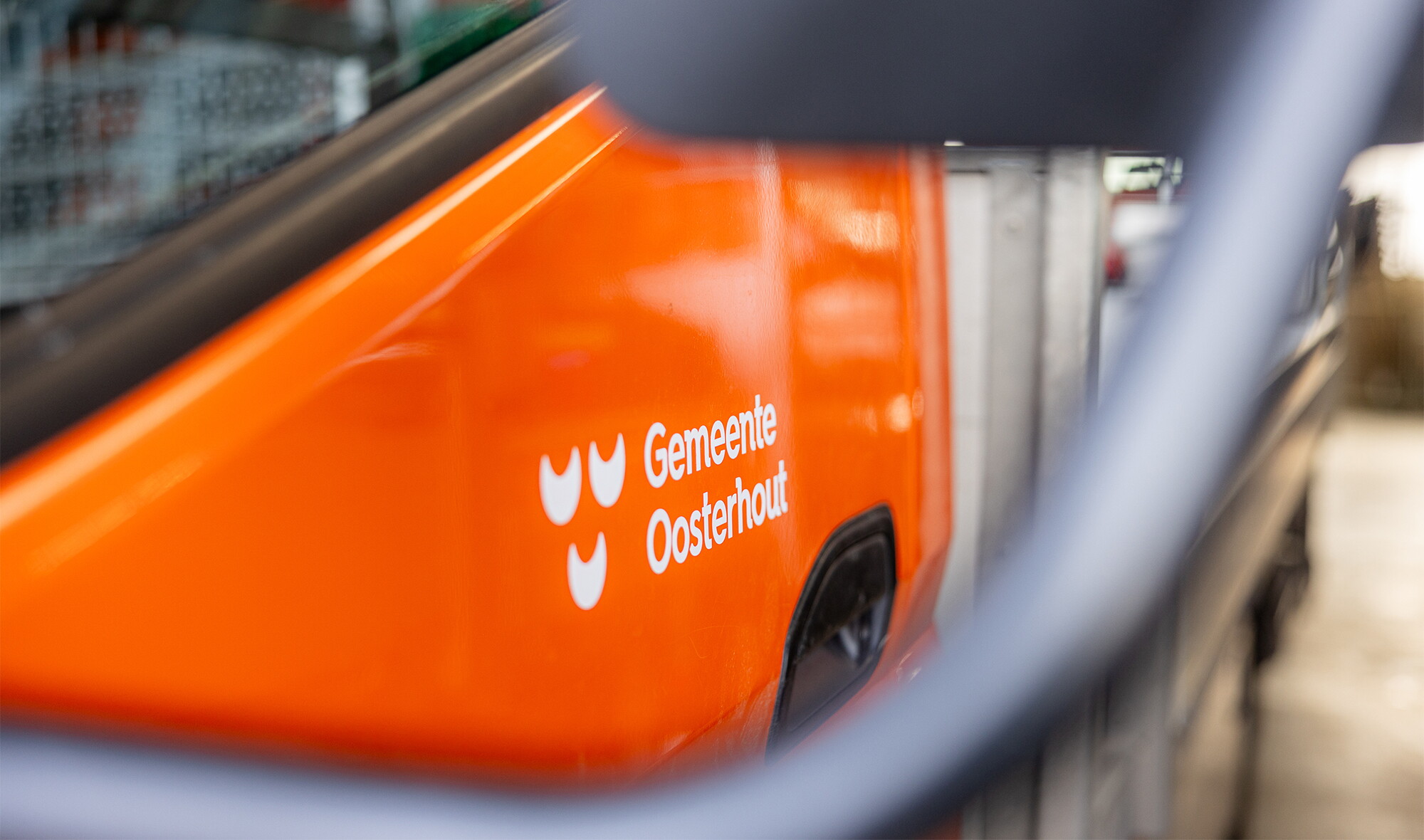 Gemeente Oosterhout sfeerbeeld logo op vrachtwagen door spiegel