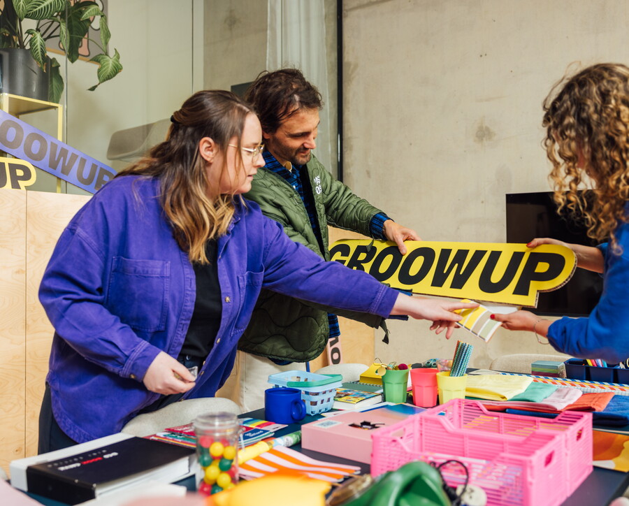 mensen wijzend naar groowup logo