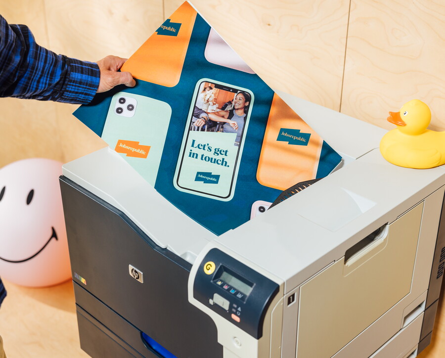printer met hand en gedrukt papier