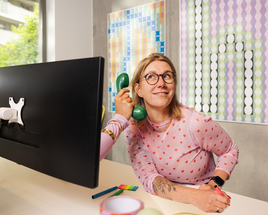 eva met telefoon uit scherm luisterend 