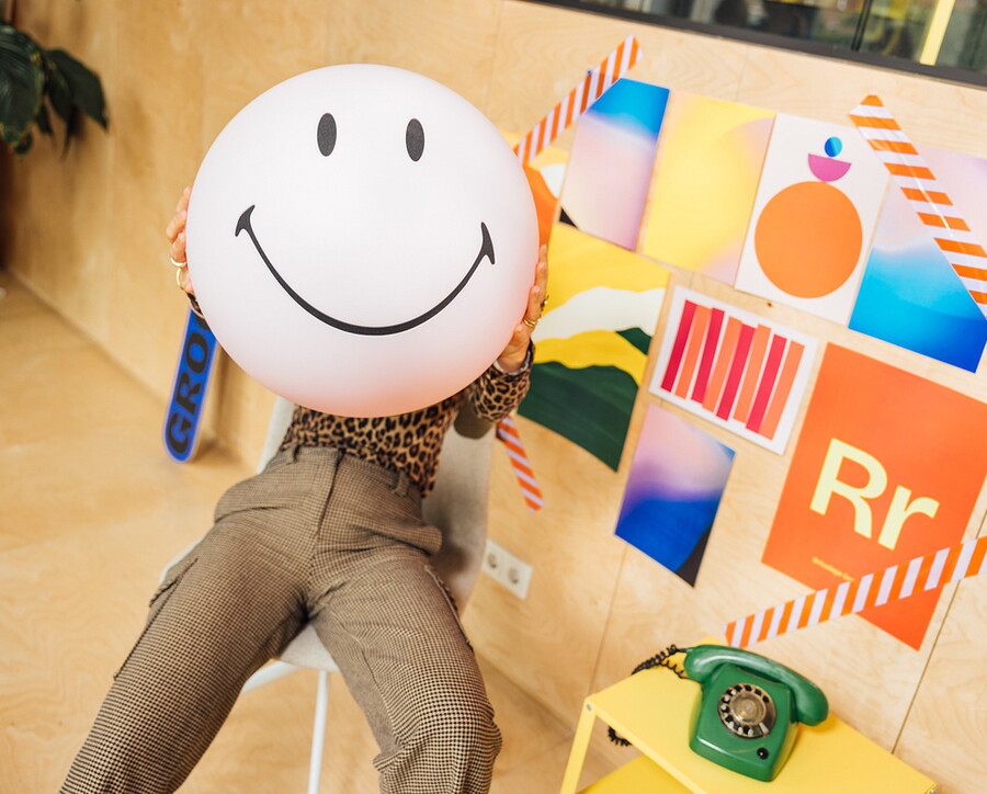 vrouw met smiley voor gezicht 