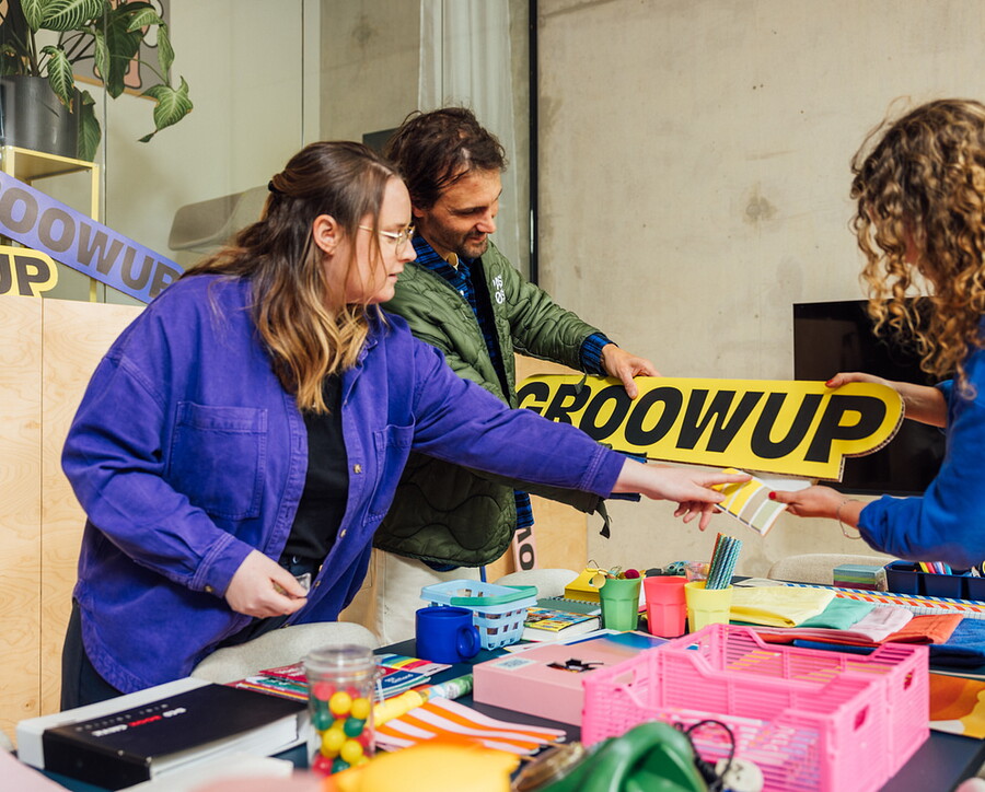 foto van de werknemers van Groowup met logo
