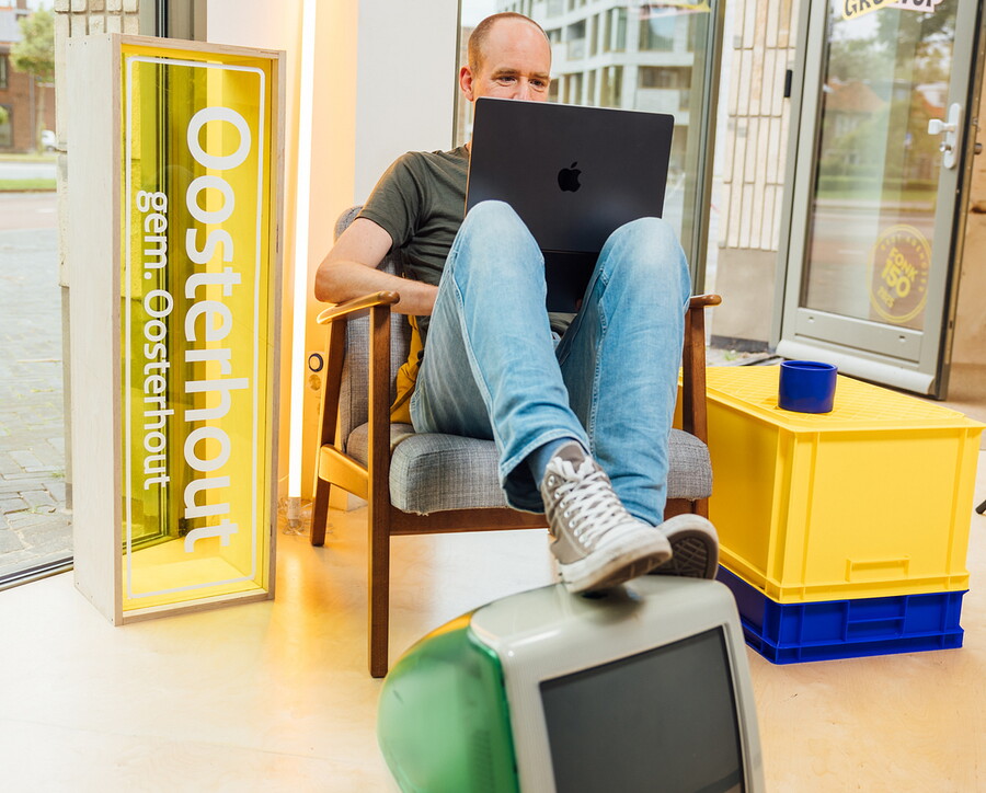 man met laptop op schoot
