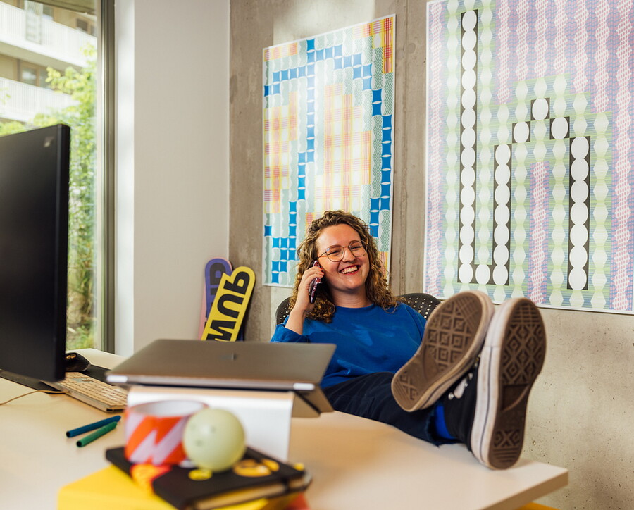 vrouw met telefoon bureau