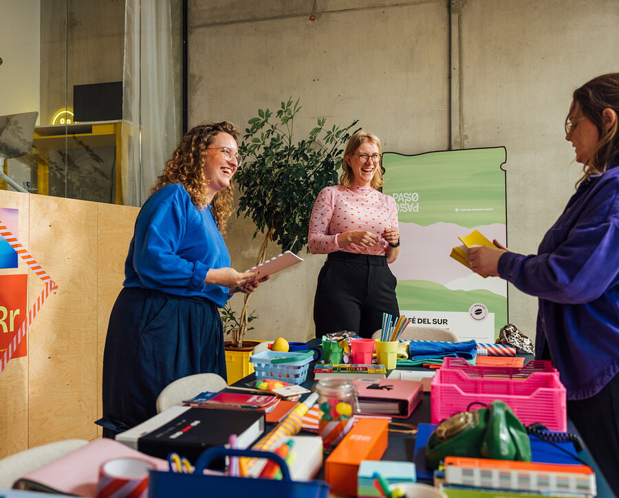 3 mensen rond tafel brainstorm