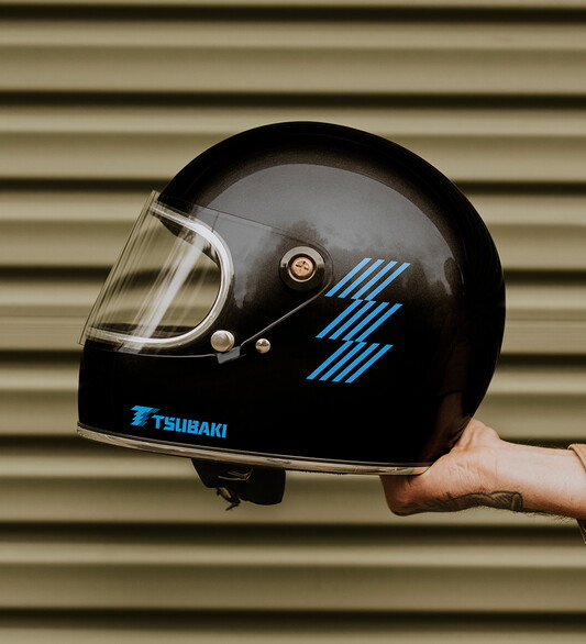 Helm met logo zijkant