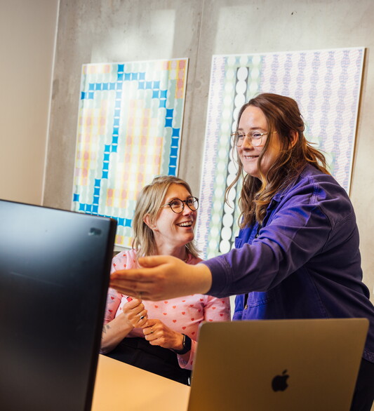 karolina en eva voor scherm