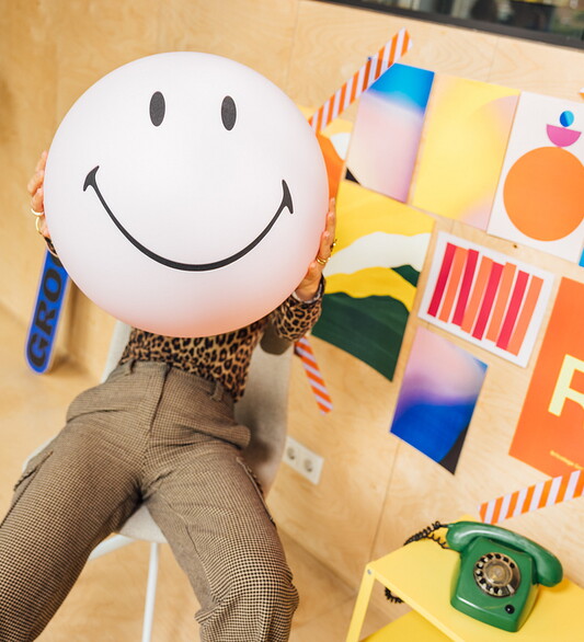 vrouw met smiley voor gezicht 