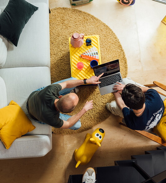 2 mannen kijkend naar laptop