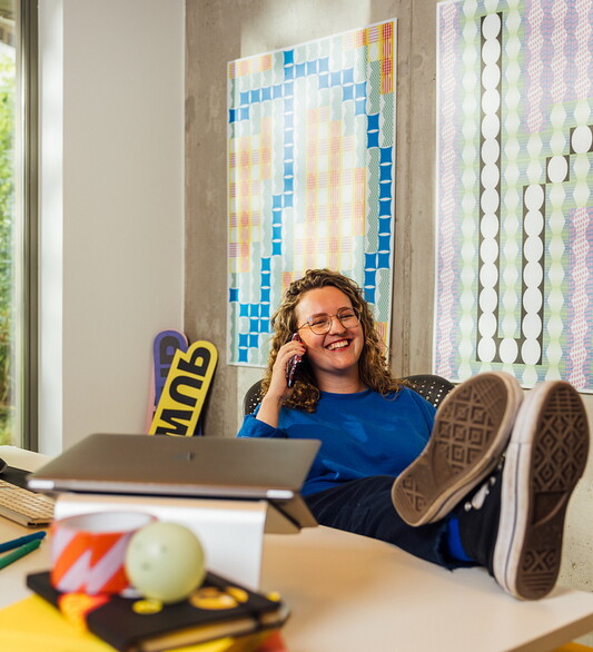 vrouw met telefoon bureau