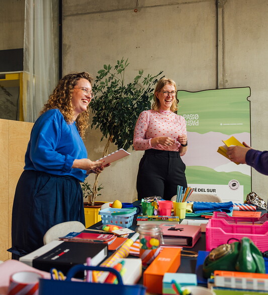 3 mensen rond tafel brainstorm